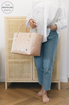 Zachtroze boodschappentas van gevlochten repen gerecycled plastic HandedBy Paris Ballet