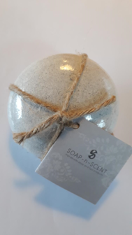 FairTrade scrub steen van SoapNScents en Kanika