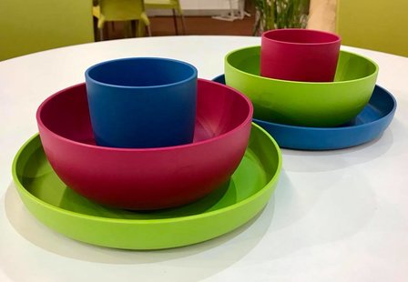 Ajaa borden, kommen en bekers van bioplastic in drie kleuren GreenPicnic