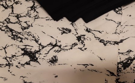 Zwart wit marmer tafellaken inclusief zwarte servetten van Sari, Fairtrade gemaakt van katoen