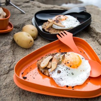 Oranje Meal Kit Bio van Light My Fire in het groen, van bio plastic uit natuurlijk materiaal