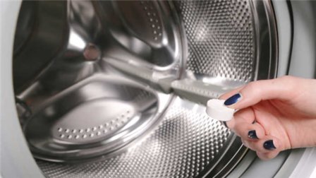 Eco Egg wasmachine reinigingstablet in wasmachine doen