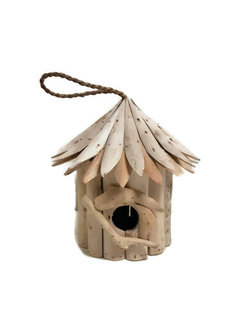 Sakura hangend vogelhuisje van drijfhout