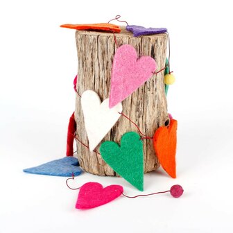 Fairtrade slinger van multi colour vilten hartjes