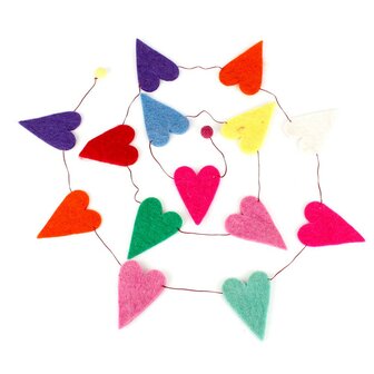 Fairtrade slinger van multi colour vilten hartjes Greenpicnic