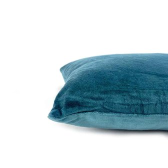 Sheila Cushion van Imbarro, petrol blauw kussentje van katoen velours