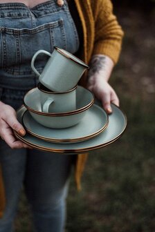 Duurzaam emaille campingservies van Barebones - GreenPicnic