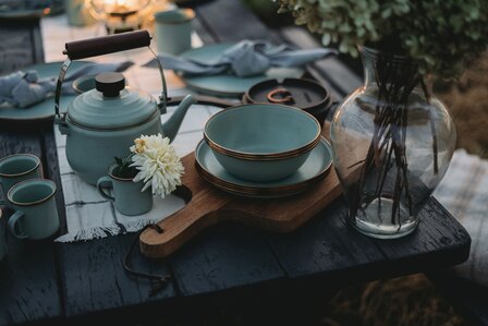 Sfeerfoto Barebones enamel servies - GreenPicnic