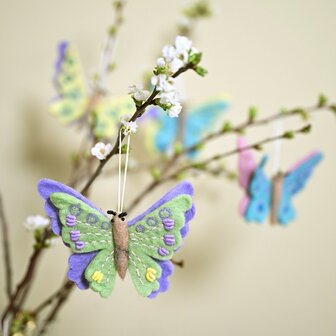 Sjaal met verhaal vilten vlinder hangers in diverse kleuren