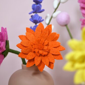 Sjaal met Verhaal oranje gerbera bloem van vilt