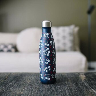 Qwetch Iinsulated Bottle Hanami Blue 500ml thermosfles bij Greenpicnic