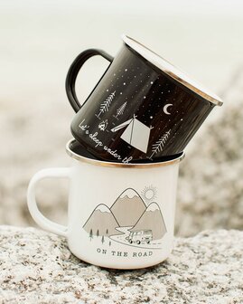 Emaille reisbekers zwart en wit - RVS enamel mugs sfeerfoto