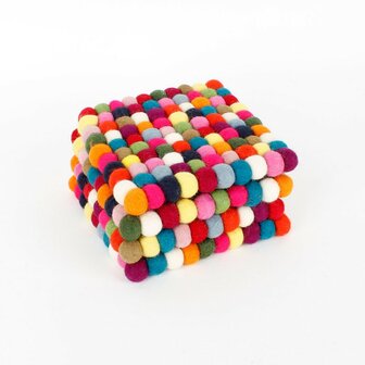 Stapel vierkante multicolour onderzetter van vilten bolletjes Fairtrade