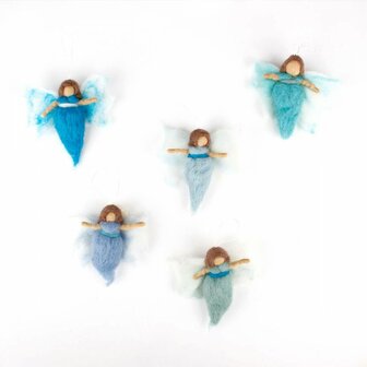 Sjaal met verhaal vilten engel hanger in blauw bij Greenpicnic