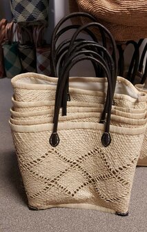 Fairtrade rieten mandtas met geruit raffia bij Greenpicnic