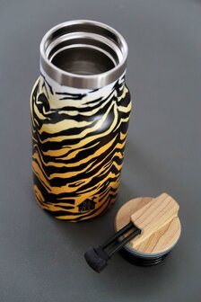 The ZOO dubbelwandige fles met tijger print en bamboe dop bij Greenpicnic