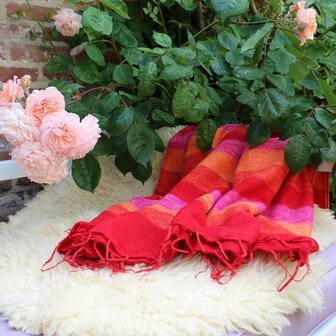 Fuchsia, roze met rood gestreept kleed van Sjaal met verhaal, Fairtrade plaid Greenpicnic