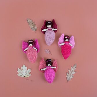 Sjaal met verhaal vilten engel hanger in paars en roze bij Greenpicnic