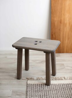 Grijs geolied krukje Jaakko van Ecofurn