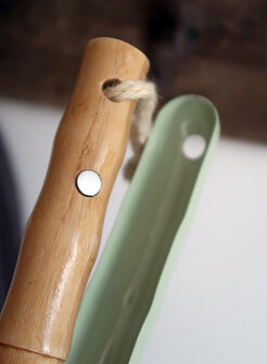 Magneet van Cabanaz Dustpan and Brush Green