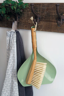 Cabanaz Dustpan and Brush Green bij Greenpicnic