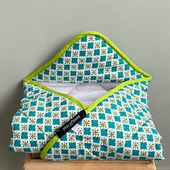 Wikkeldeken van biologisch katoen met mutsje en klittenband sluiting. Keep Leaf Tiles
