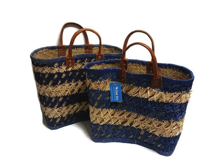 Fairtrade mandtas van riet en blauwe raffia bij Greenpicnic