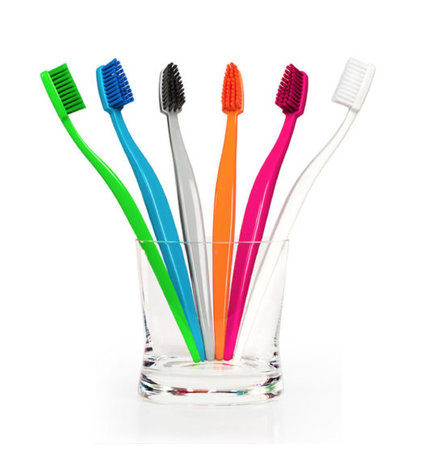 Biobrush biologische tandenborstels in diverse kleuren verkrijgbaar bij GreenPicnic