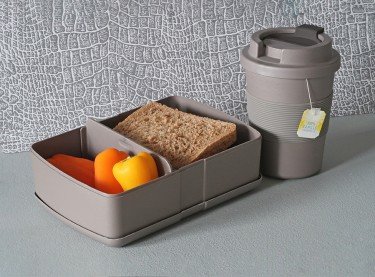 Time-Out Zuperzozial lunchbox van pla bioplastic in het donkerbruin, verkrijgbaar bij GreenPicnic