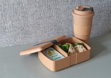 GreenPicnic verkoopt de Zuperzozial Toffee Brown Time-Out box en mug van bioplastic