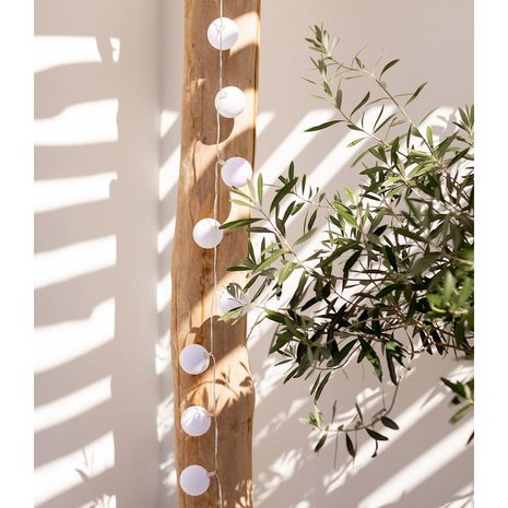 Blanco Cotton Ball Lights Outdoor bij Greenpicnic