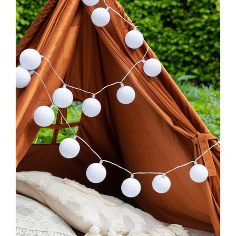 Fairtrade witte lichtbollen slinger van Cotton Ball Lights bij GreenPicnic 