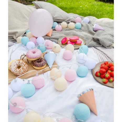 Fairtrade lichtbollen slinger voor buiten van Cotton Ball Lights Pastel bij GreenPicnic