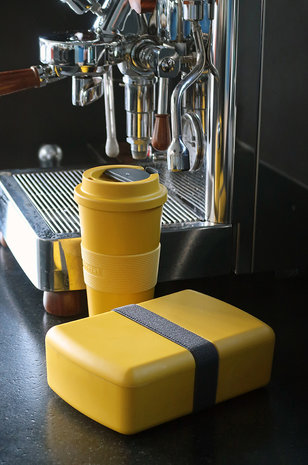 Grote CPLA bioplastic koffiebeker en lunchbox in Saffran Yellow van Zuperzozial