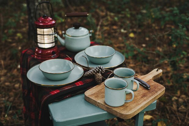 Sfeerfoto Barebones enamel camping servies - GreenPicnic