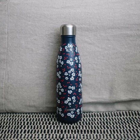 Qwetch warmhoudfles blauw met witte bloemen bij Greenpicnic