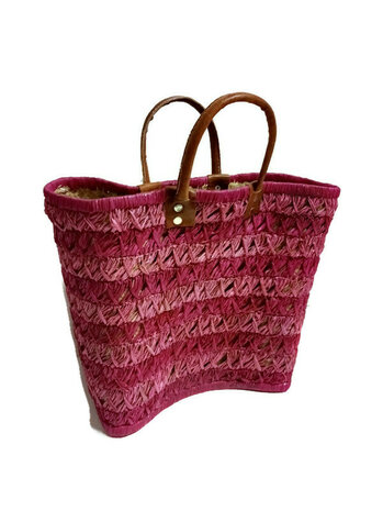 Fairtrade mandtas van riet en roze raffia bij Greenpicnic