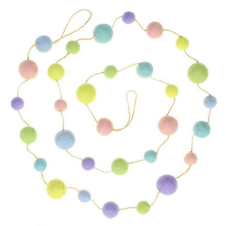 Fairtrade slinger van vilten bolletjes in pastelkleuren - Webshop GreenPicnic