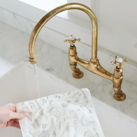 Schoonmaken van Abeego bijenwasdoek