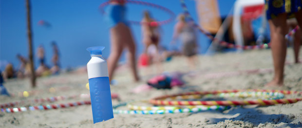 Blauwe Dopper drinkfles aan het strand