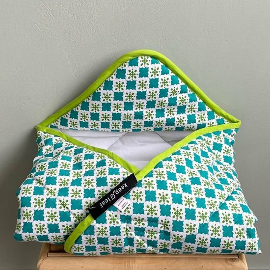 Wikkeldeken van biologisch katoen met mutsje en klittenband sluiting. Keep Leaf Tiles