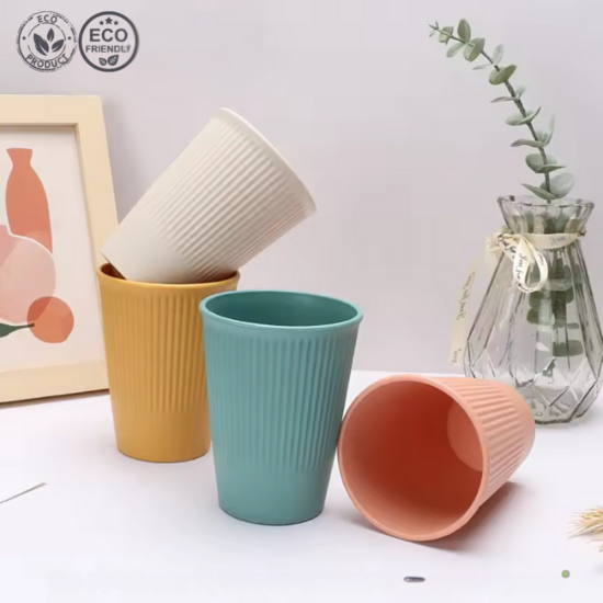 Bekers van bioplastic uit tarwegras