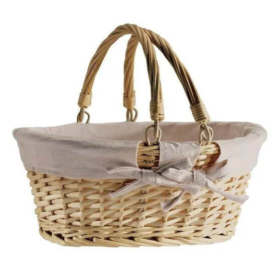 Winkelmandje of picknickmandje van riet met katoenen beschermhoes