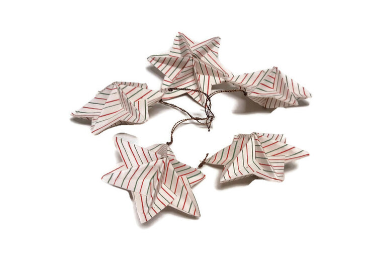 GreenPicnic - set van 5 Fairtrade kerststerren groene en rode strepen, handgemaakt in Bangladesh