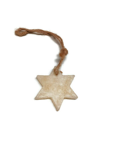 Kerst ster hanger van natuurlijke wax aan jute koord