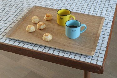 Medium dienblad met kopjes en koekjes van Cabanaz