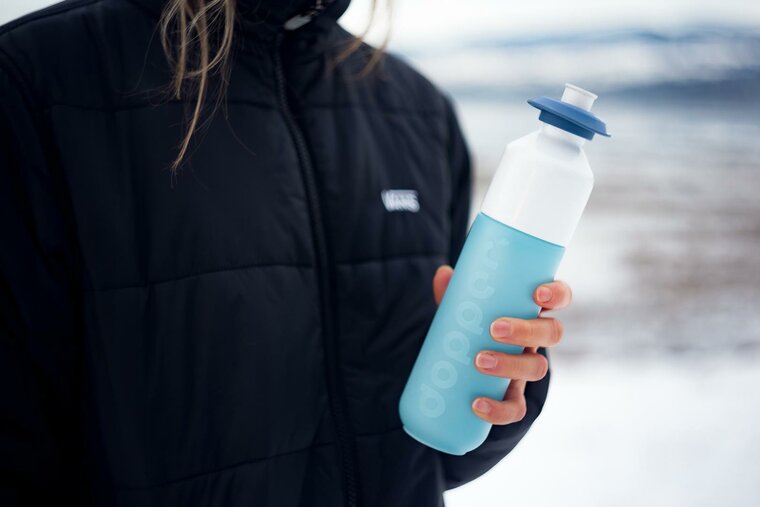 Dopper sport cap bidondop op blauwe fles