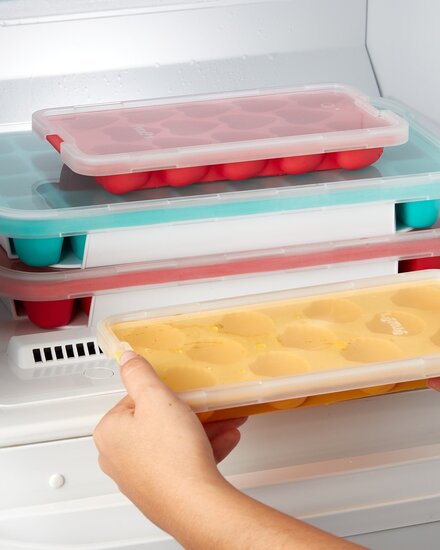 Lekue ijsblokjes vormen stapelen in vriezer