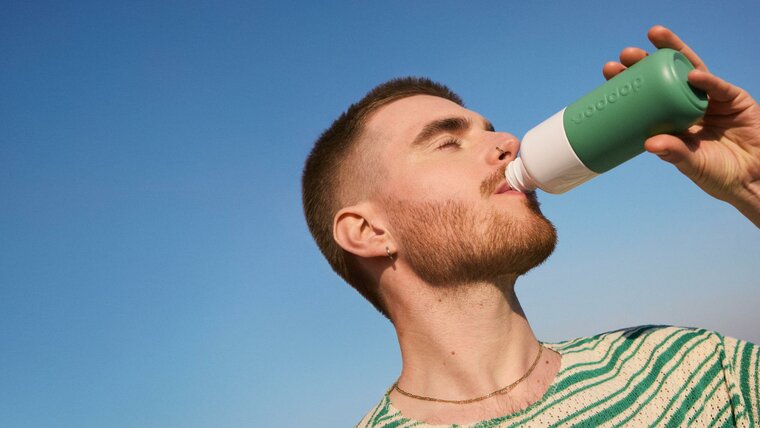 Drinken uit de Dopper Steel mini Fresh Green