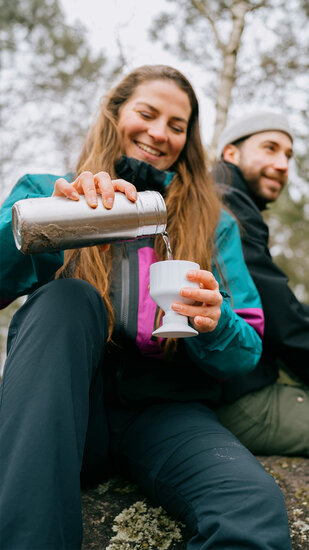 Inschenken van Dopper beker Insulated Silver